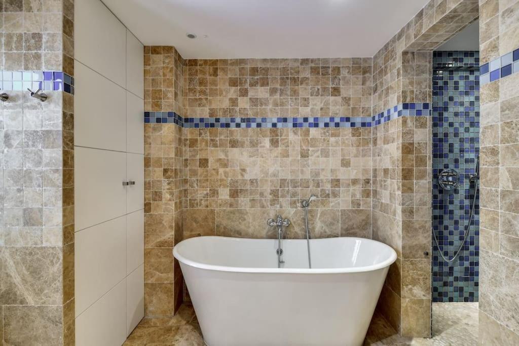 Big Stylish And Modern Apartment In Madrid Centre Esterno foto